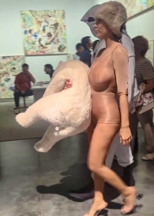 Vẫn như thường lệ, vợ Kanye West diện một bộ đồ màu nude ôm sát khoe đường cong cơ thể. (Ảnh: Backgrid)