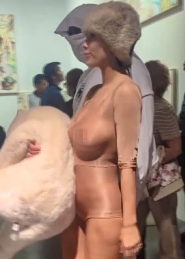 Điều đáng nói là cô không mặc đồ lót nên càng lộ liễu hơn. (Ảnh: Backgrid)