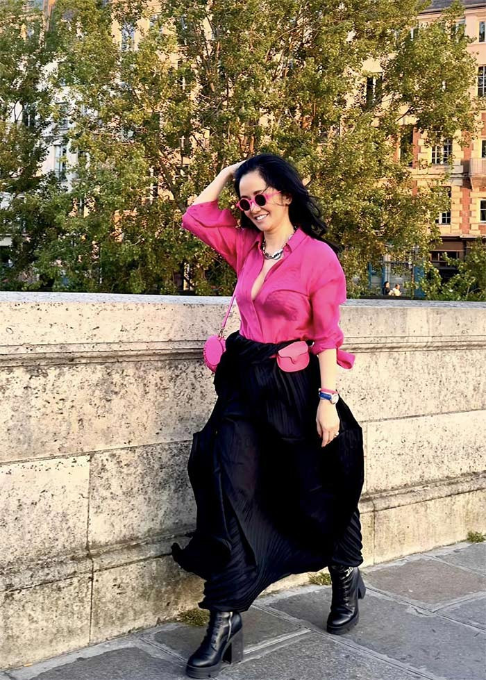 Phong cách ăn mặc có gu và nhiều màu sắc khiến bà mẹ hai con tươi tắn, trẻ trung hơn.