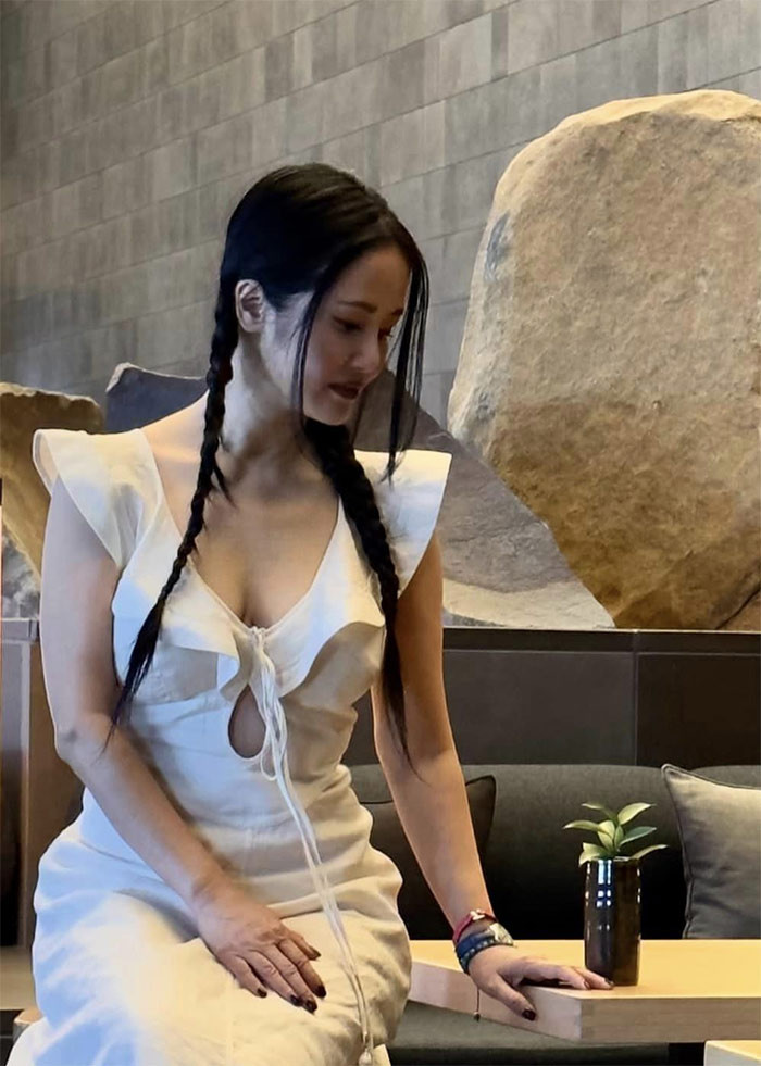 Vóc dáng và khuôn mặt của nữ ca sĩ sinh năm 1970 nhận được nhiều lời khen trẻ trung, tươi tắn và không thay đổi so với nhiều năm trước.