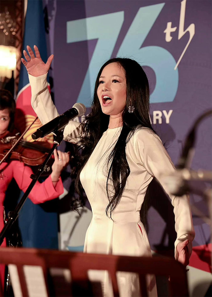 Khi diện trang phục áo dài trắng, Hồng Nhung càng "hack" tuổi hơn.