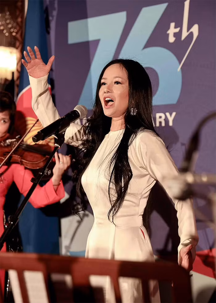 Khi diện trang phục áo dài trắng, Hồng Nhung càng "hack" tuổi hơn.