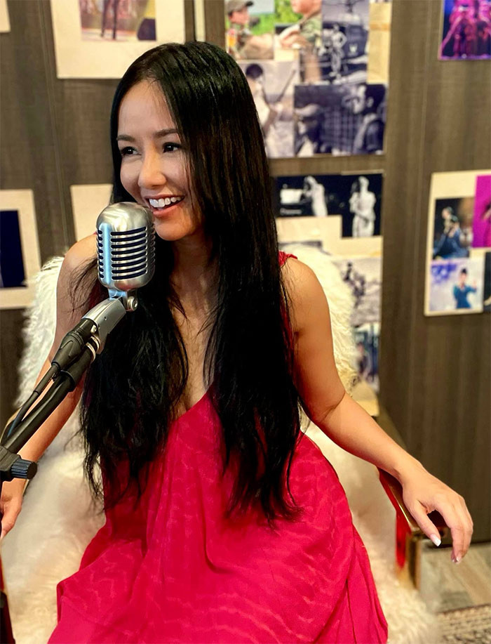 Ca sĩ Hồng Nhung đang có cuộc sống viên mãn, hạnh phúc bên hai con sinh đôi và bạn trai người Đức.