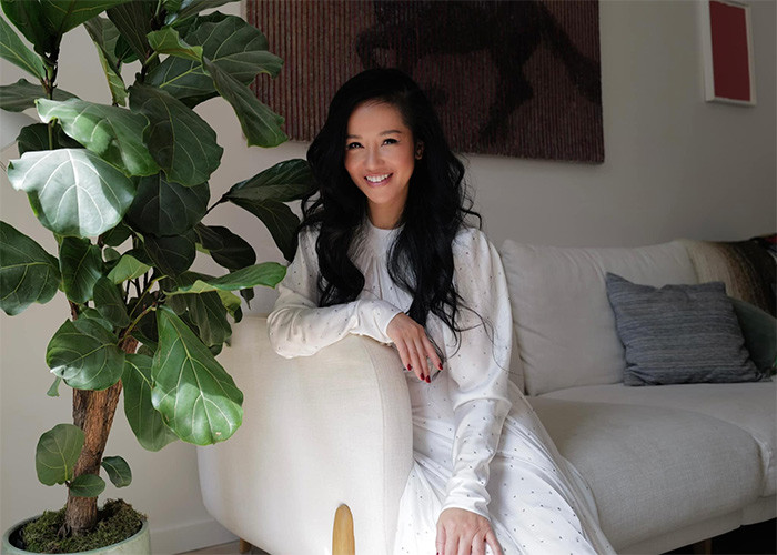 So với hình ảnh cô ca sĩ gầy gò lúc 16-17 tuổi khi mới bước chân vào con đường ca hát chuyên nghiệp, Hồng Nhung của hiện tại đẹp sắc sảo và đằm thắm hơn.