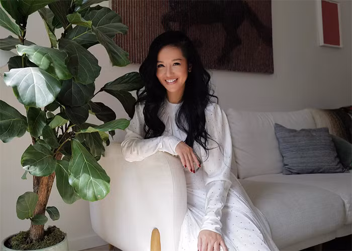 So với hình ảnh cô ca sĩ gầy gò lúc 16-17 tuổi khi mới bước chân vào con đường ca hát chuyên nghiệp, Hồng Nhung của hiện tại đẹp sắc sảo và đằm thắm hơn.