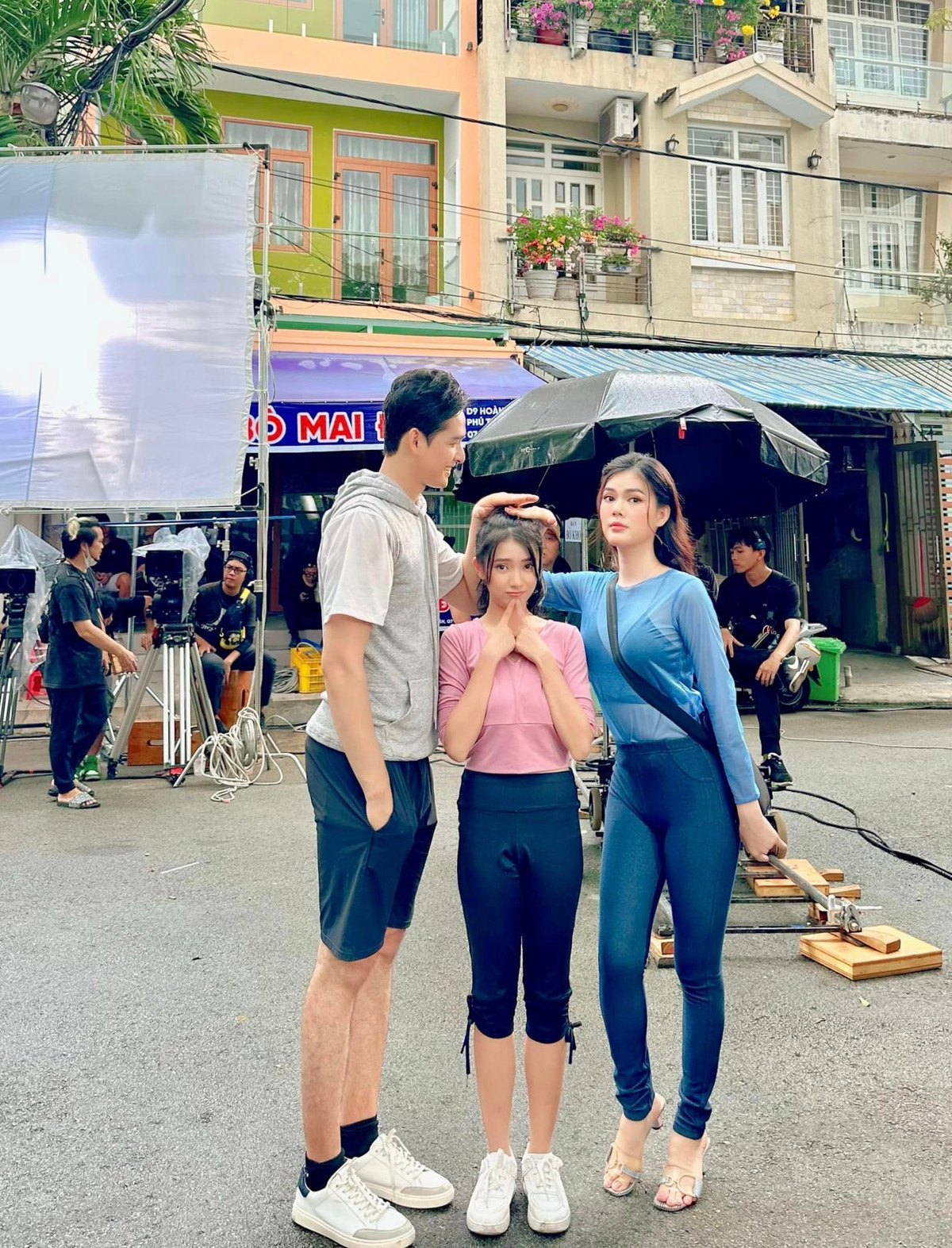 Đời thường lẫn trên phim trường, Lê Ngọc Trinh đều gợi cảm hút mắt.