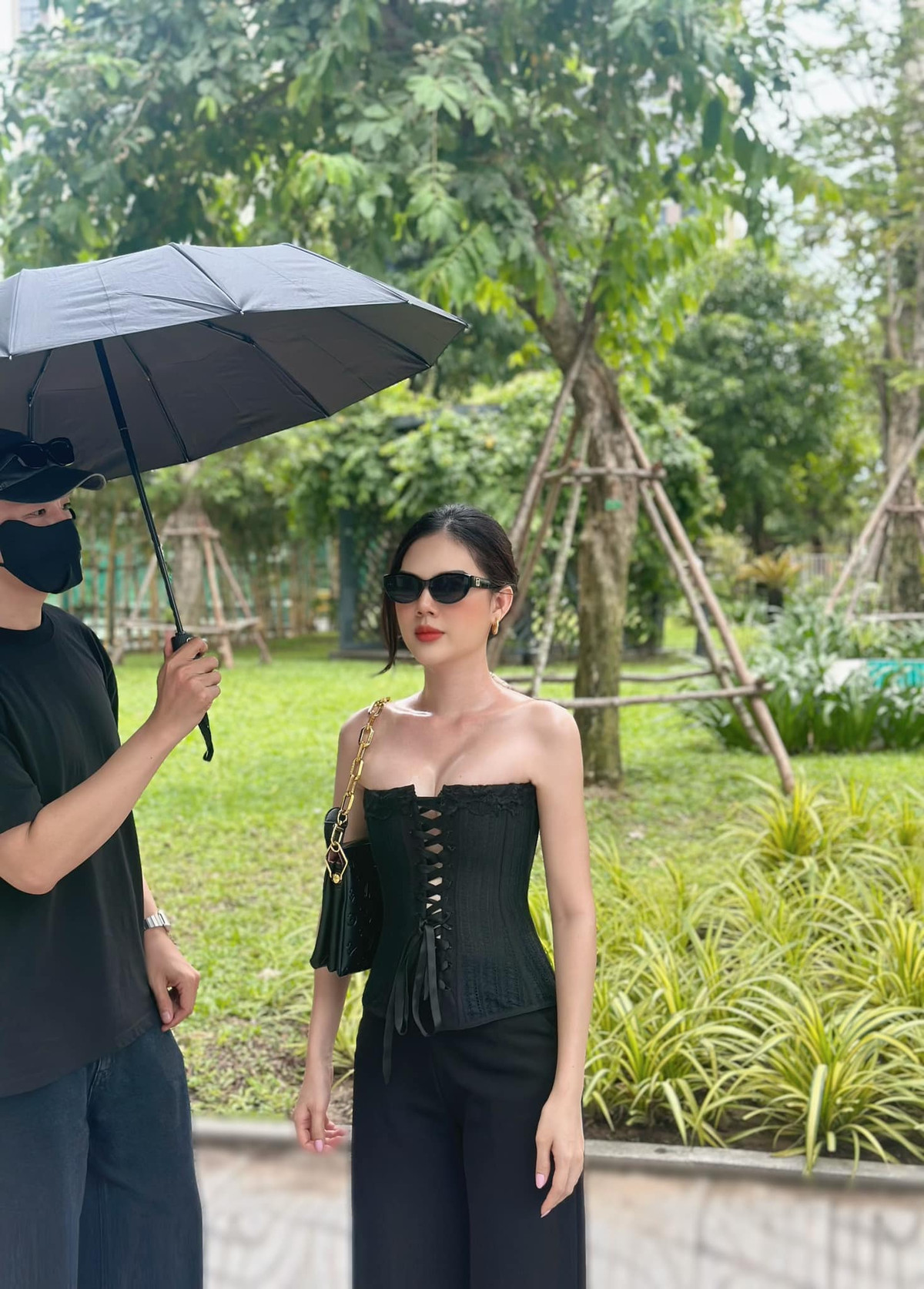 Chia sẻ khoảnh khắc gợi cảm ở hậu trường với thiết kế "bức tử" vòng một, chân dài sinh năm 1996 viết: "Đàn bà có khí chất khiến đàn ông sợ hãi...".