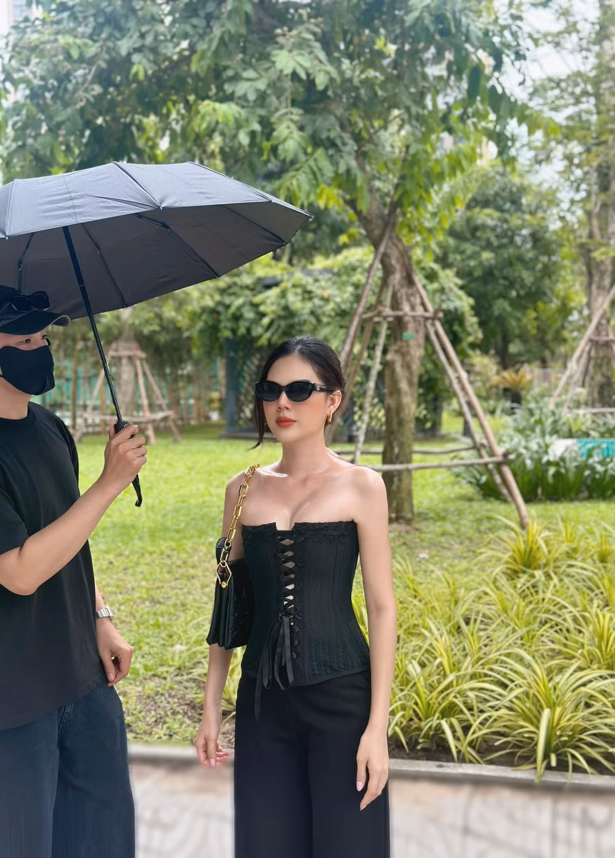 Chia sẻ khoảnh khắc gợi cảm ở hậu trường với thiết kế "bức tử" vòng một, chân dài sinh năm 1996 viết: "Đàn bà có khí chất khiến đàn ông sợ hãi...".