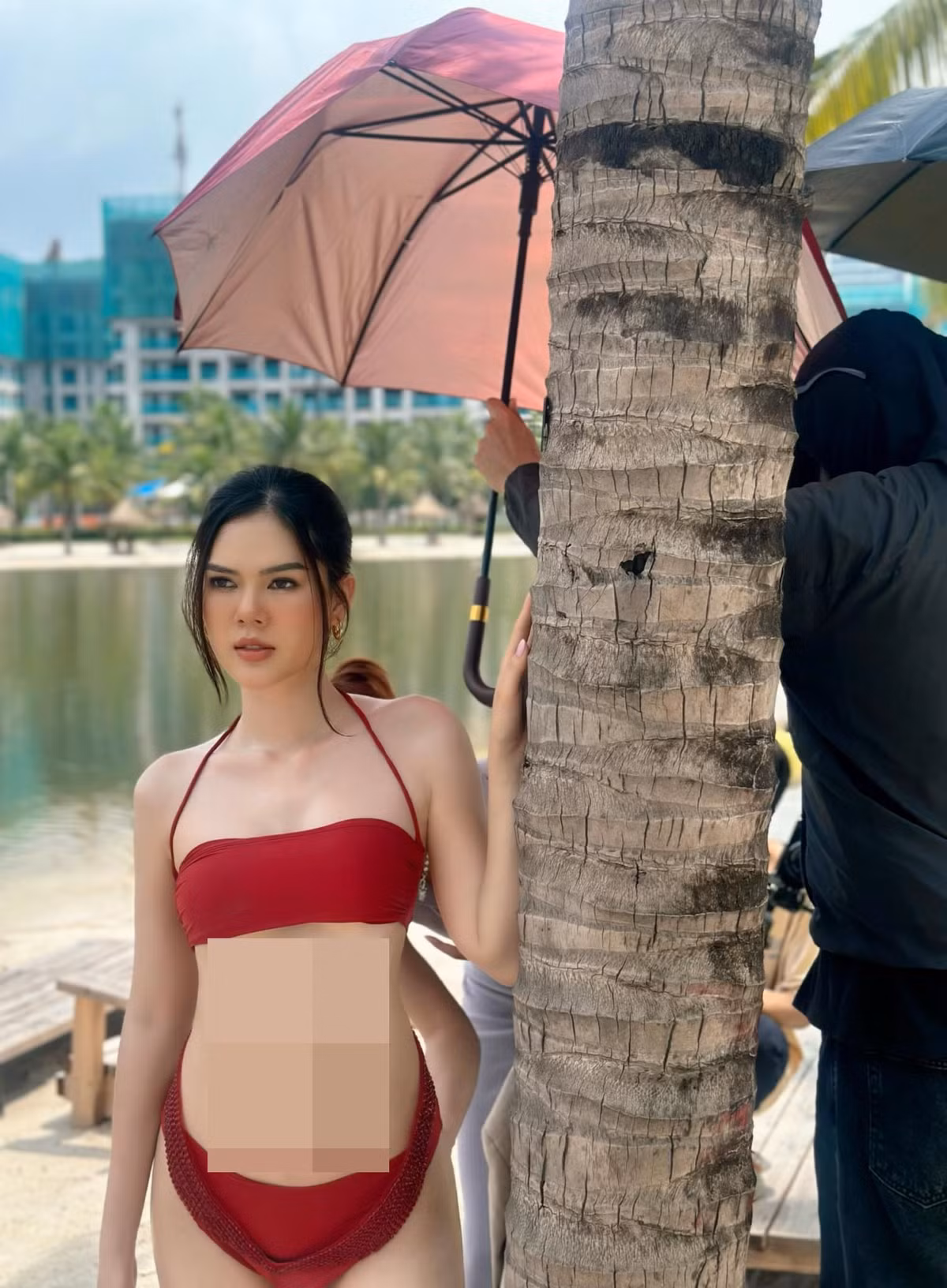 Le Ngoc Trinh khoe dang nuot na giua ngay he oi buc