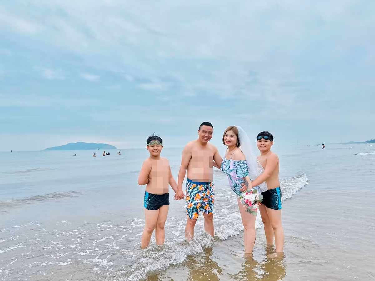  MC của chương trình "Chúng tôi là chiến sĩ" bày tỏ niềm hạnh phúc: "Lần thứ 8 chụp ảnh cưới với anh Hùng Đoàn. Kichi oách phết nha, đầu năm chụp cùng ba mẹ ở khu trượt tuyết Hàn Quốc, giữa năm tại biển Cửa Lò, dự là trước khi em chào đời nhà mình lại làm bộ nữa ba Kichi nhỉ? Quý nhất trên đời này chính là có một người chồng sẵn sàng chiều theo đủ trò xàm xí của mình".