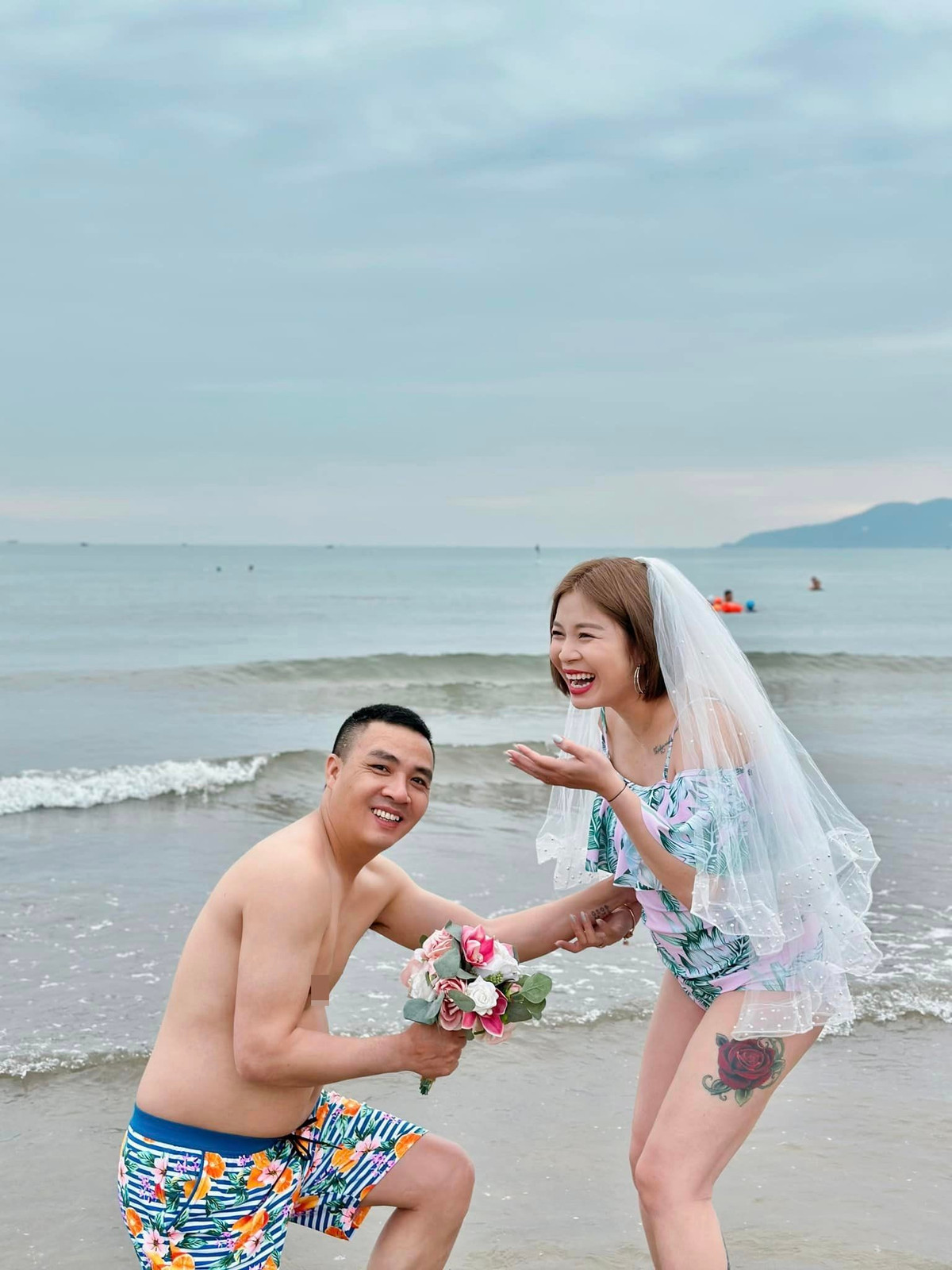 Bộ ảnh cưới của MC Hoàng Linh và ông xã Mạnh Hùng được thực hiện trong chuyến du lịch biển của cặp đôi cùng hai con trai riêng của nữ MC.