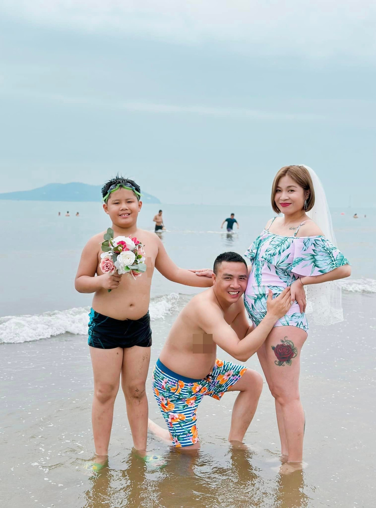 Vợ chồng nữ MC chứng minh hôn nhân mặn nồng bằng ảnh cưới lãng mạn. Mẹ bầu Hoàng Linh từng chia sẻ: "Mỗi năm chồng Linh chỉ đồng ý chụp ảnh cưới 1 lần". Cô không ngại dành nhiều lời yêu thương cho ông xã tâm lý, yêu thương vợ con hết mực.