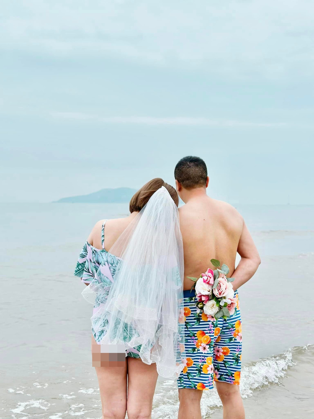 MC Hoàng Linh và ông xã đã có 8 năm gắn bó. Trước khi đến với người chồng hiện tại, cô từng kết hôn với MC Trung Nghĩa và sinh được hai cậu con trai sinh đôi. Về phía Mạnh Hùng, anh cũng từng trải qua một lần đò và có con trai riêng.