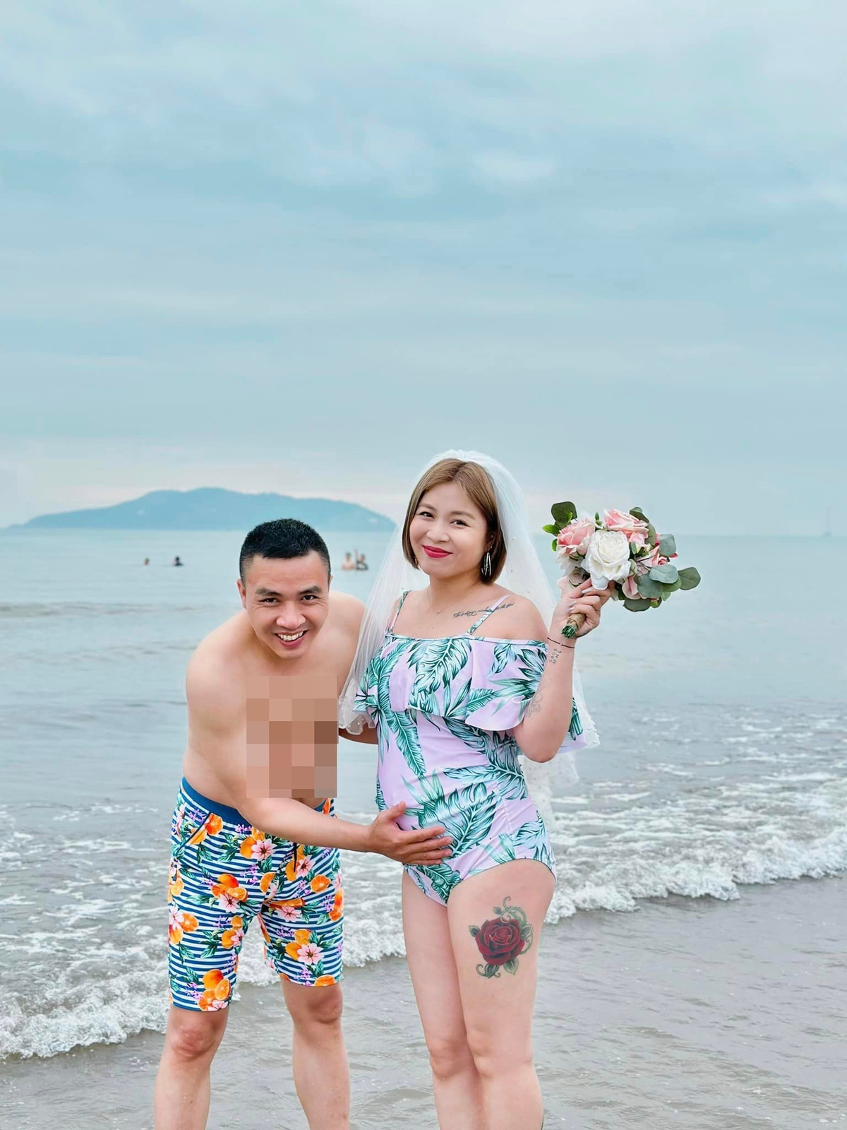 MC Hoàng Linh gây chú ý với hình xăm bông hoa hồng lớn trên đùi.