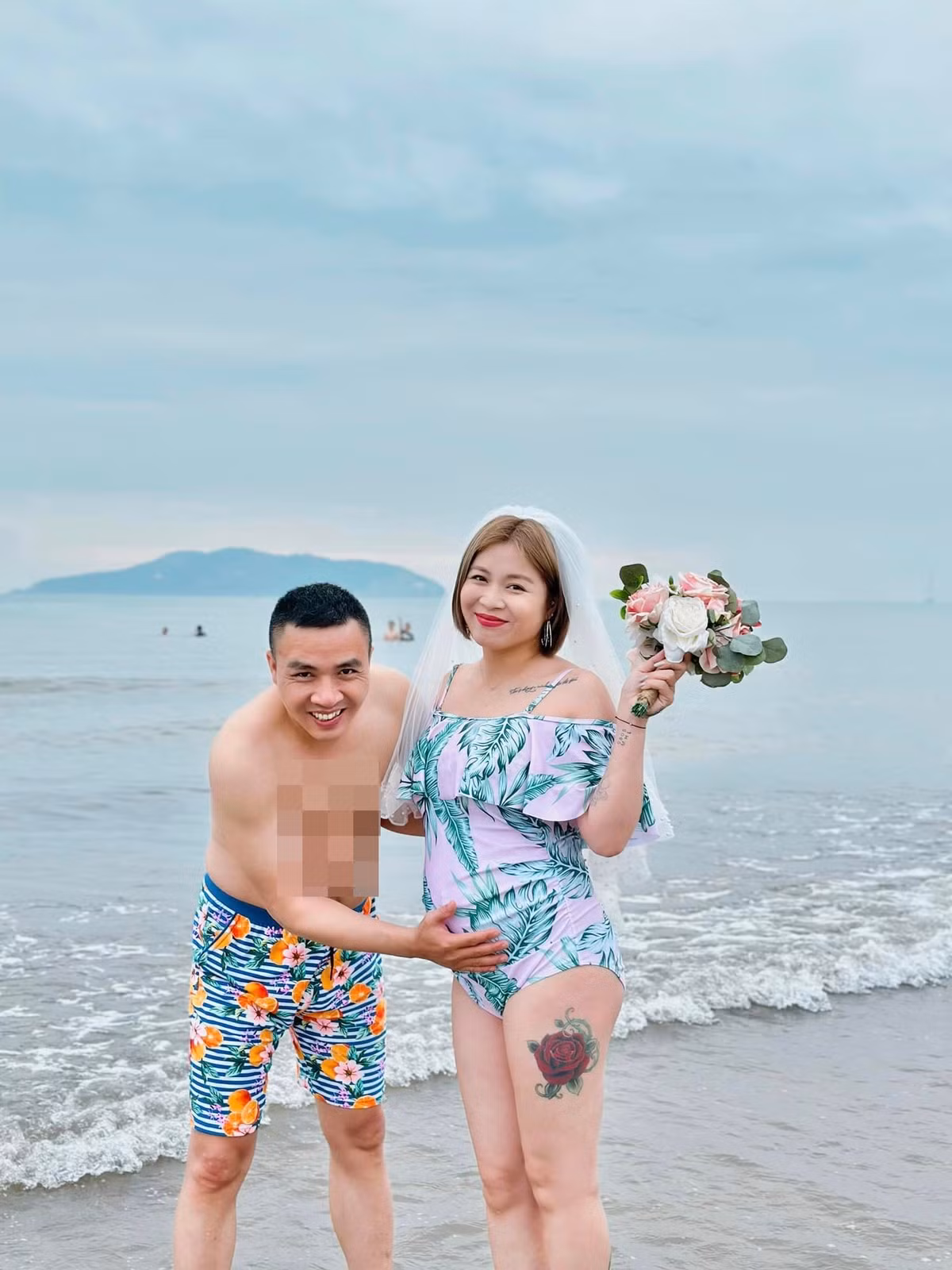 MC Hoàng Linh gây chú ý với hình xăm bông hoa hồng lớn trên đùi.