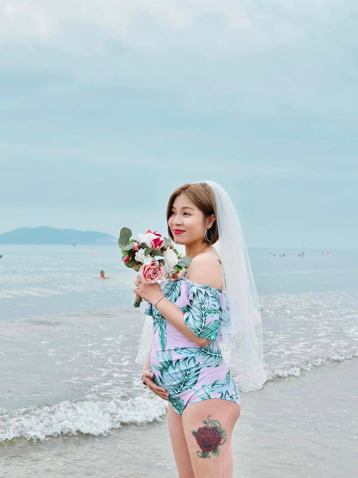 Cuối tháng 3, MC Hoàng Linh thông báo tin vui mang bầu và nhận được nhiều lời chúc mừng từ bạn bè, đồng nghiệp.