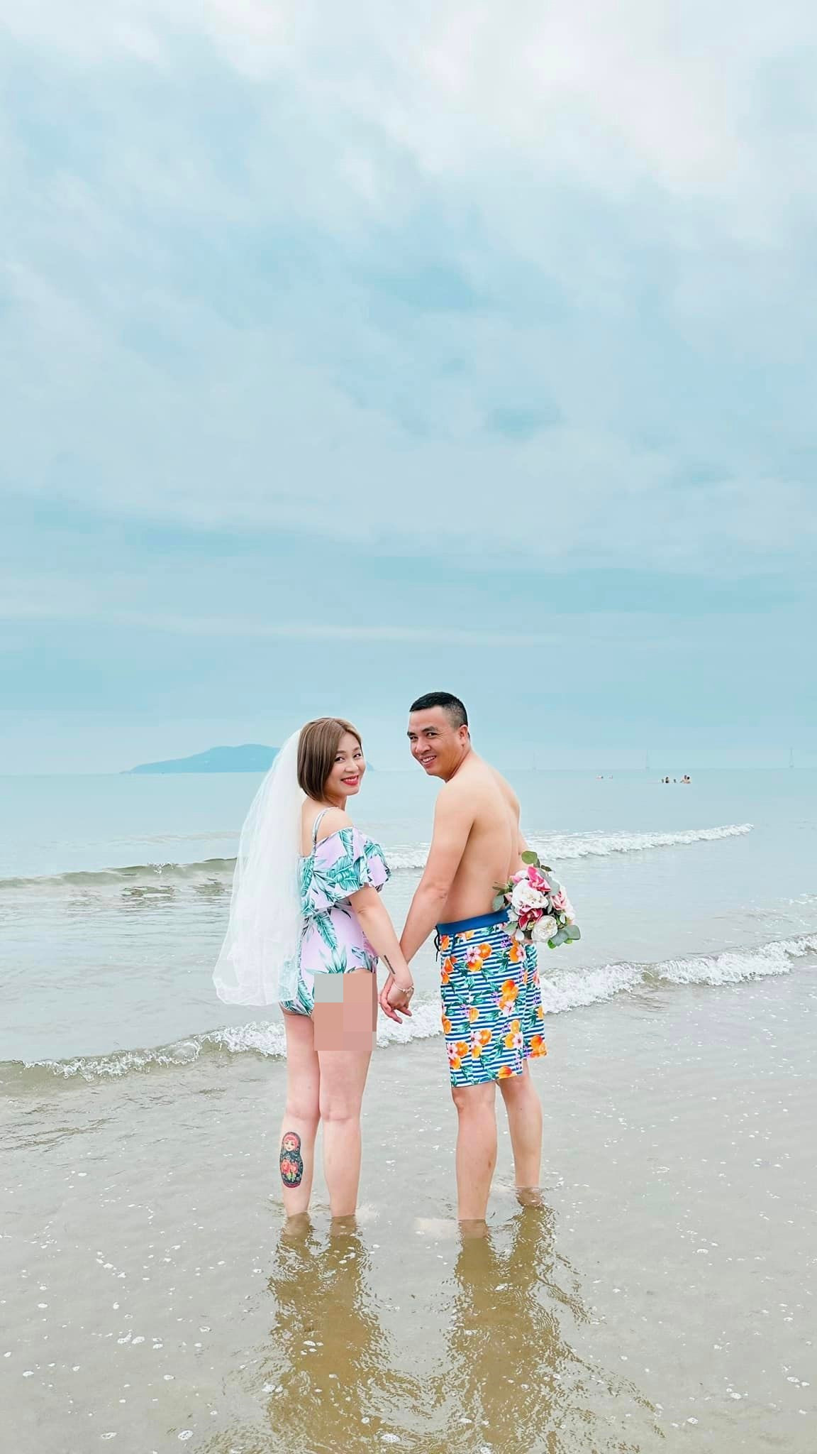 Hoàng Linh còn khoe hình xăm búp bê Nga ở bắp chân.