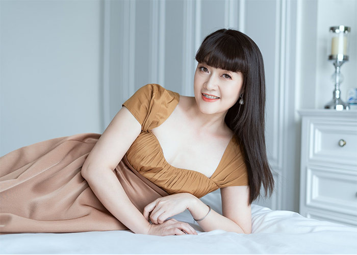 Làn da trắng nõn, vóc dáng gọn gàng, Vân Dung ngoài đời xinh đẹp và trẻ hơn trên phim rất nhiều.