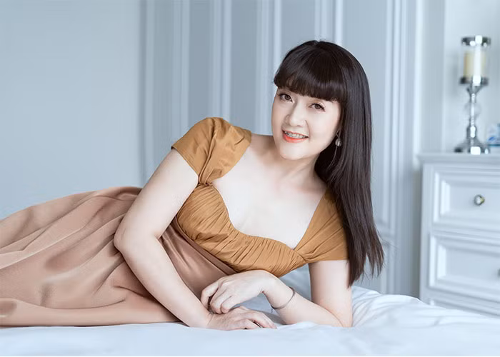 Làn da trắng nõn, vóc dáng gọn gàng, Vân Dung ngoài đời xinh đẹp và trẻ hơn trên phim rất nhiều.