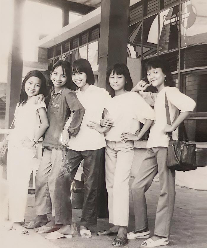 Vân Dung (ngoài cùng bên phải) khi còn là cô bé học cấp hai, gầy gò.