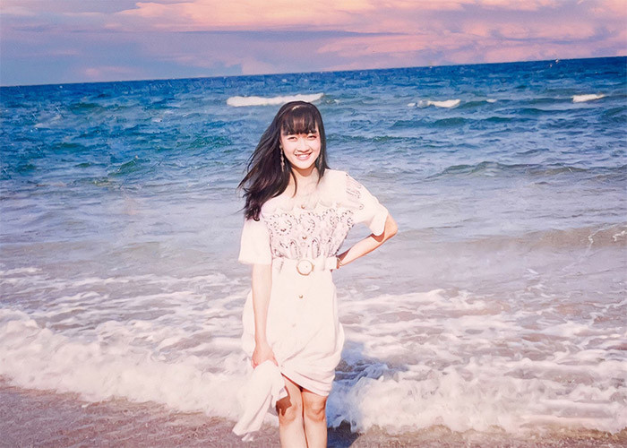 Khác với vẻ đanh đá, chua ngoa, hài hước trên sân khấu hay trong phim truyền hình, ngoài đời Vân Dung trông rất nữ tính và nhẹ nhàng.