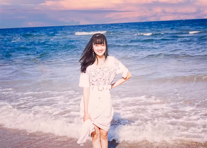 Khác với vẻ đanh đá, chua ngoa, hài hước trên sân khấu hay trong phim truyền hình, ngoài đời Vân Dung trông rất nữ tính và nhẹ nhàng.