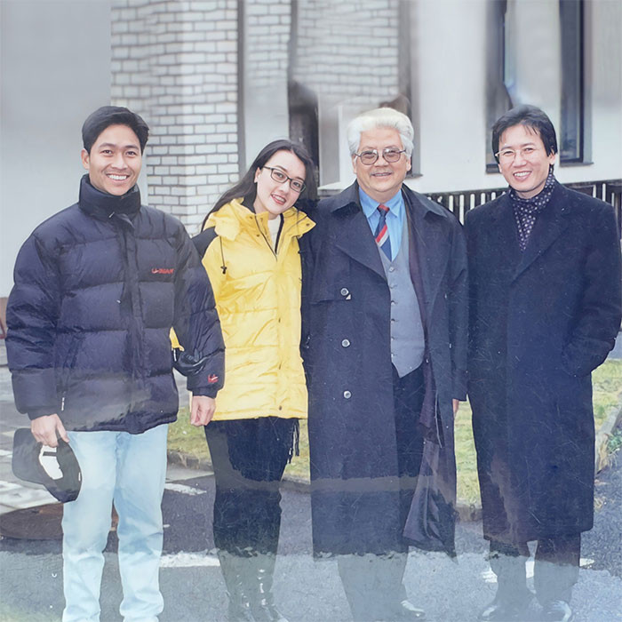 Vân Dung chụp ảnh cùng NSƯT Đức Trung, Quốc Tuấn trong một chuyến đi công tác. Lúc đó, Vân Dung là cô diễn viên trẻ mới vào nghề.