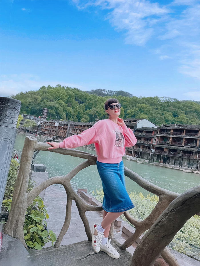 Style ăn mặc cũng giúp nữ diễn viên trẻ hơn so với tuổi.