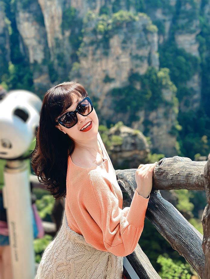 Ở tuổi 48, nghệ sĩ Vân Dung được khen là ngày càng trẻ trung.