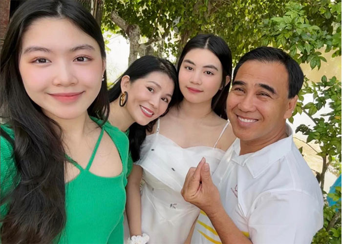 Không chỉ con gái lớn mà con gái út của nhà Quyền Linh - Dạ Thảo cũng rất xinh đẹp và học giỏi.