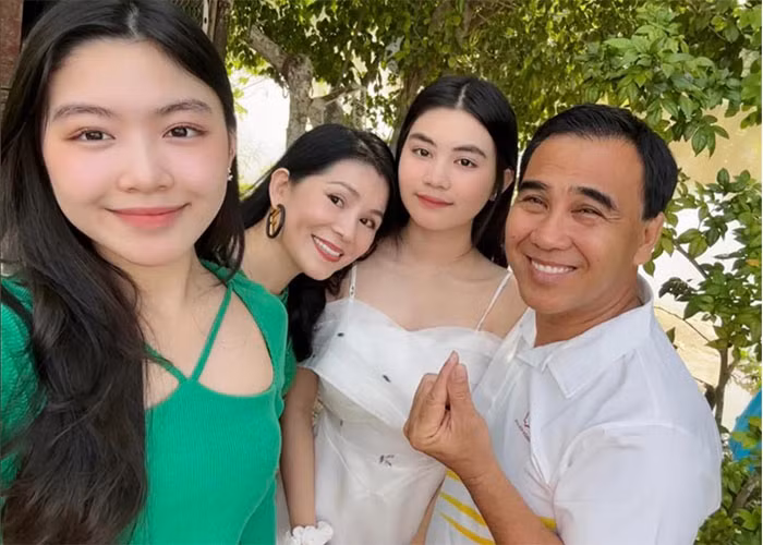 Không chỉ con gái lớn mà con gái út của nhà Quyền Linh - Dạ Thảo cũng rất xinh đẹp và học giỏi.