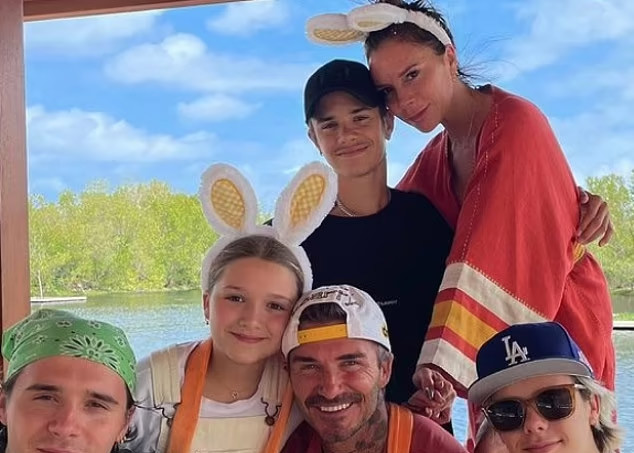 Victoria cùng chồng và các con tổ chức lễ Phục sinh. Cô đeo chiếc bờm tai thỏ giống con gái Harper nên trông lại càng nhí nhảnh.