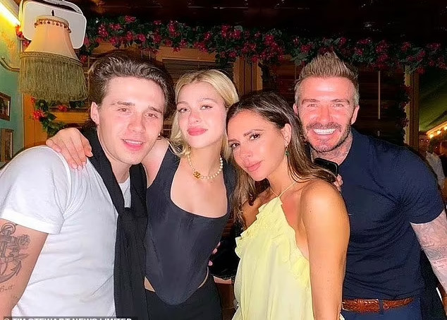 Hơn con dâu 21 tuổi nhưng khi cùng chung khung hình, Victoria Beckham luôn khiến mọi người ngỡ ngàng vì vẻ trẻ trung của cô.