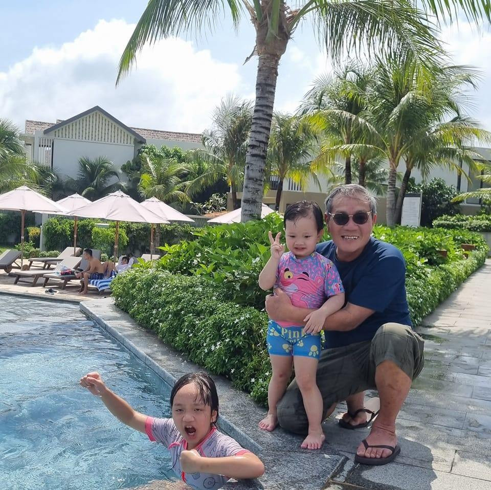 Ở tuổi U70, ông Công của "Dưới bóng cây hạnh phúc" tận hưởng tuổi già bên các cháu ngoại.