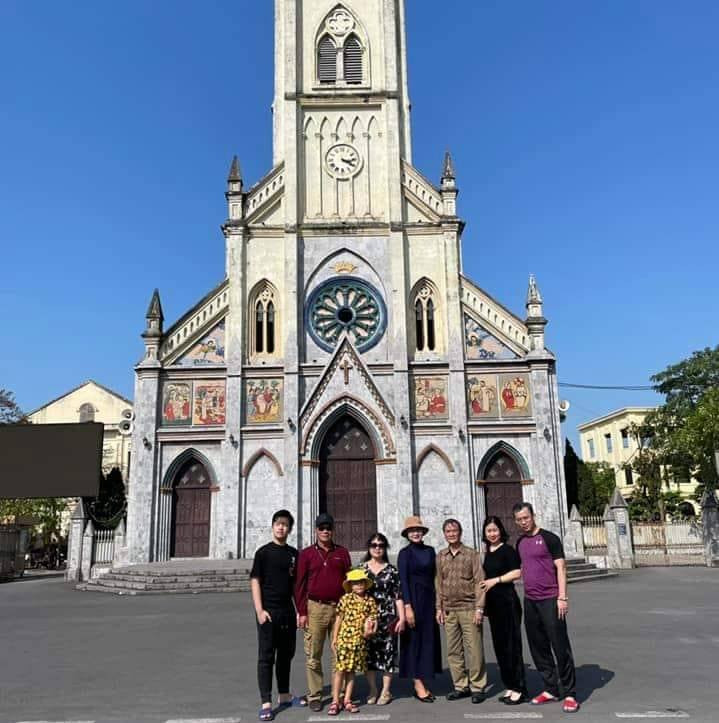 NSND Quốc Trị cũng thoải mái chia sẻ hình ảnh đời thường bên gia đình lên trang cá nhân.