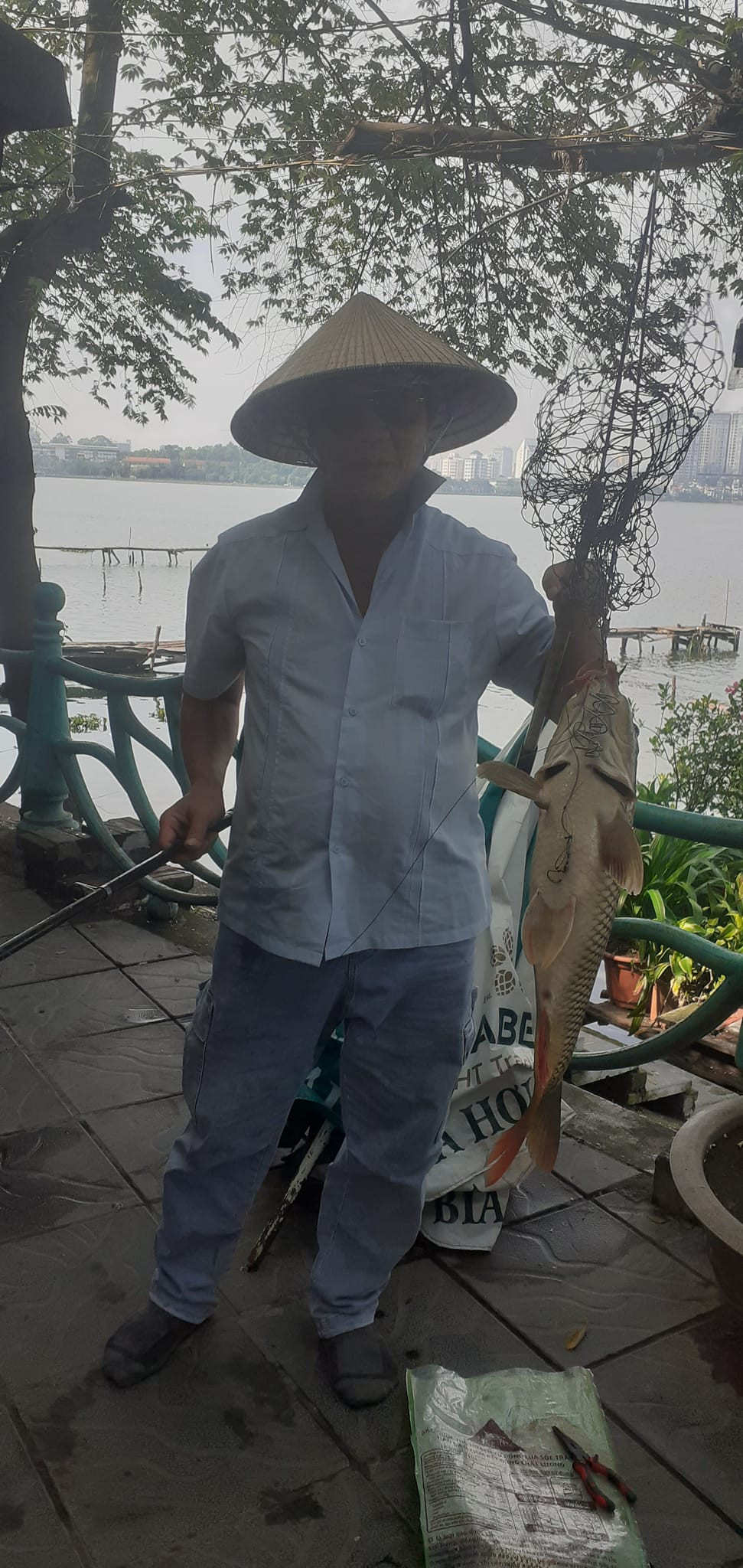 Trên trang cá nhân, nam nghệ sĩ thế hệ 5X còn chia sẻ thú vui câu cá lúc rảnh rỗi.