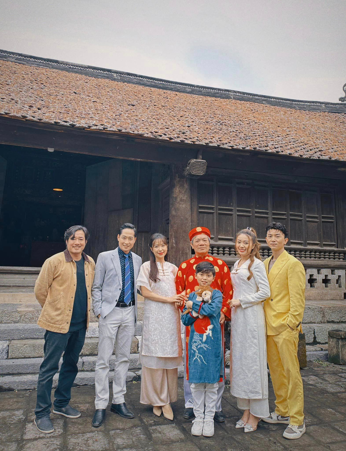 Ông Công của "Dưới bóng cây hạnh phúc" cũng chia sẻ trong buổi họp báo rằng: "Tôi thấy vai này khổ hơn tất cả những vai khổ trước. Từ cái tính gia trưởng, áp đặt, thậm chí là nhiều lúc keo kiệt, sỗ sàng... Những vai khổ trước là khổ về thể xác hay là tinh thần thôi".