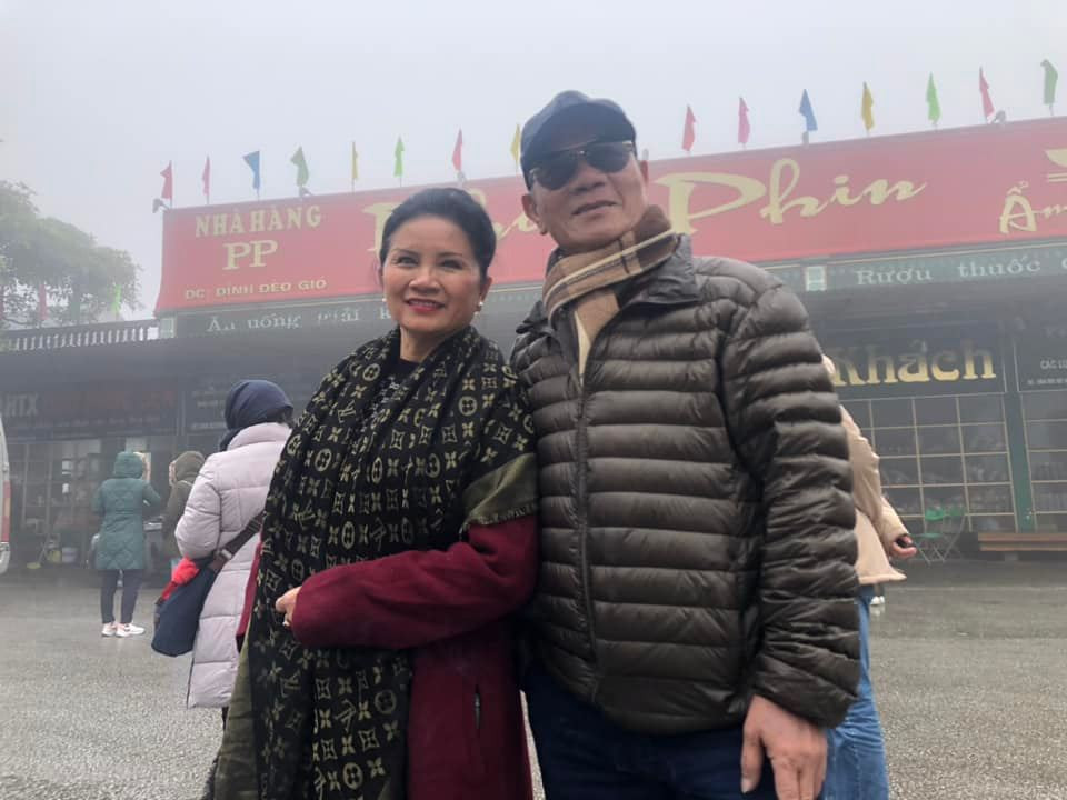 Từng trải qua một lần đò, mãi 10 năm sau nam nghệ sĩ mới tái hôn. Sóng gió ập đến khi ông đón nhận tin dữ về bệnh tình của vợ vào thời điểm chỉ còn 2 năm nữa là về hưu. Ông chạy đôn chạy đáo, dừng hẳn công việc đóng phim để dành thời gian chăm sóc vợ. Ảnh: FB Hà Thanh.