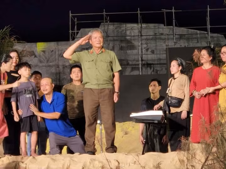 Nhiều khán giả bày tỏ có lẽ do đóng quá nhiều vai khổ nên cái khó đã vận vào cuộc đời của ông. Theo Dân Việt, NSND Quốc Trị sinh ra trong gia đình có 10 anh chị em, nên từ năm 16 tuổi ông đã bắt đầu cuộc sống tự lập.