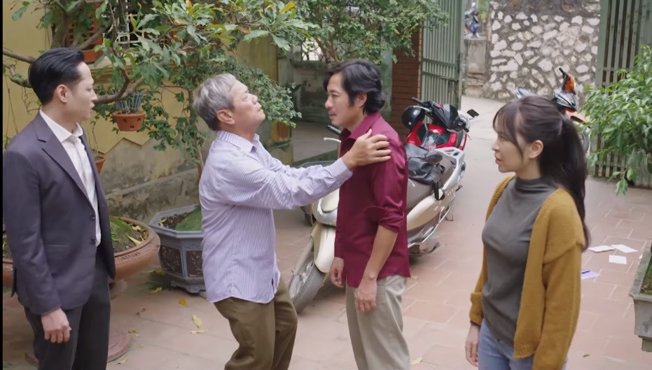 Sau "Mùa hoa tìm lại", "Ngày mai bình yên", "Phố trong làng"..., NSND Quốc Trị tiếp tục có duyên với vai ông bố "gà trống nuôi con", nỗ lực cai quản 3 con trai trong phim " Dưới bóng cây hạnh phúc" đang phát sóng trên VTV.