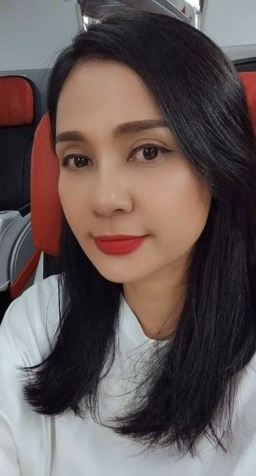 Năm 2022, diễn viên Việt Trinh đăng tâm thư thông báo giải nghệ với vai trò diễn viên và đạo diễn sau hơn 30 năm đóng phim để dành thời gian chăm sóc cho con trai. (Ảnh: FBNV)