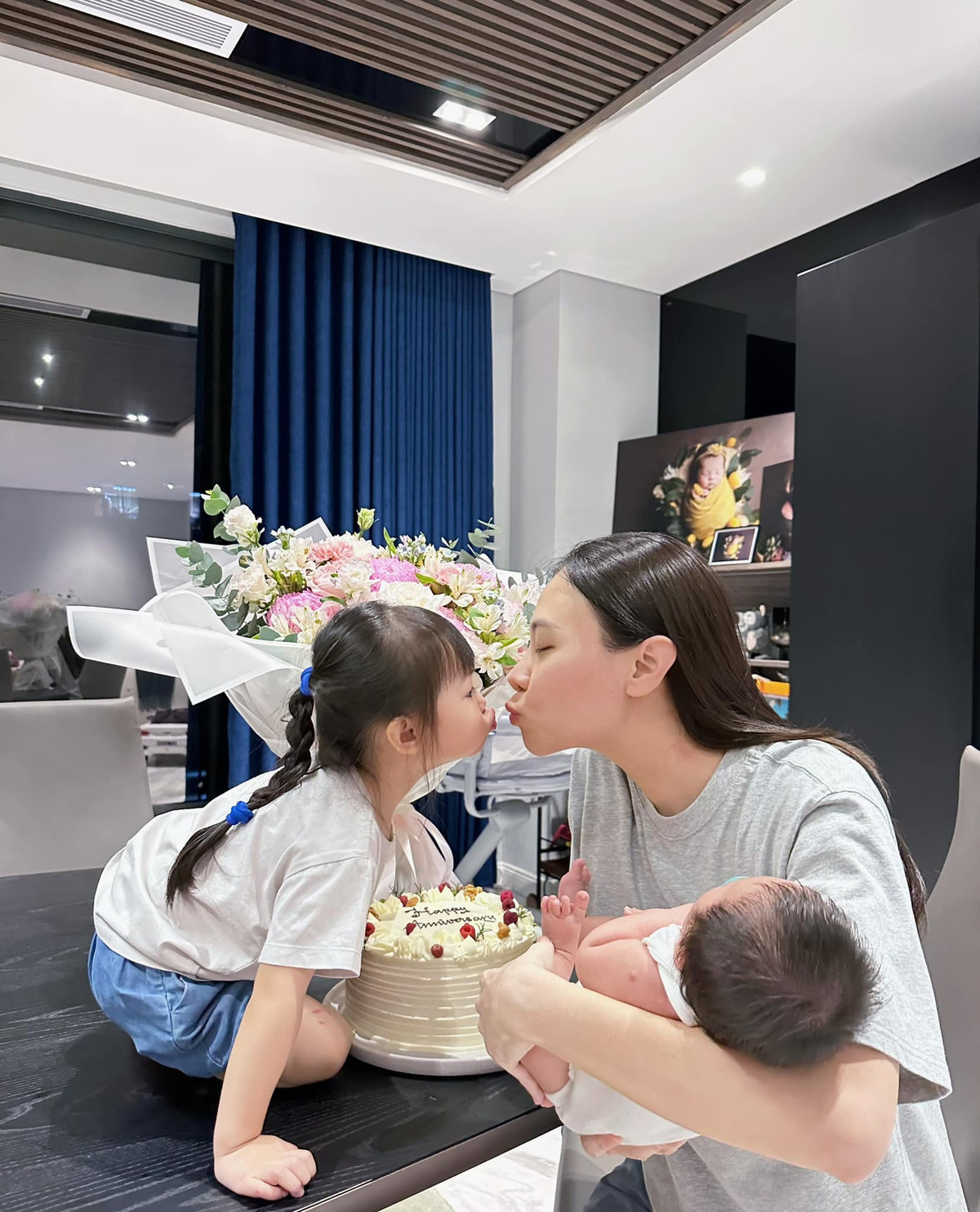 Hôn nhân viên mãn giúp "mẹ bỉm" Đàm Thu Trang ngày càng xinh đẹp, rạng rỡ.