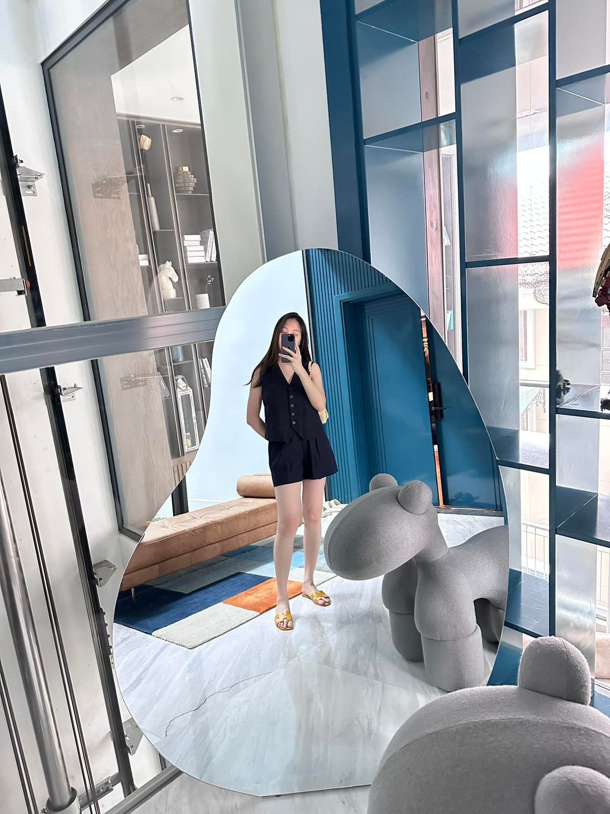 Nhiều fan của Đàm Thu Trang cho rằng mẹ hai con phải chăm tập luyện lắm mới lấy lại được vòng eo con kiến và vóc dáng thon gọn đến thế!