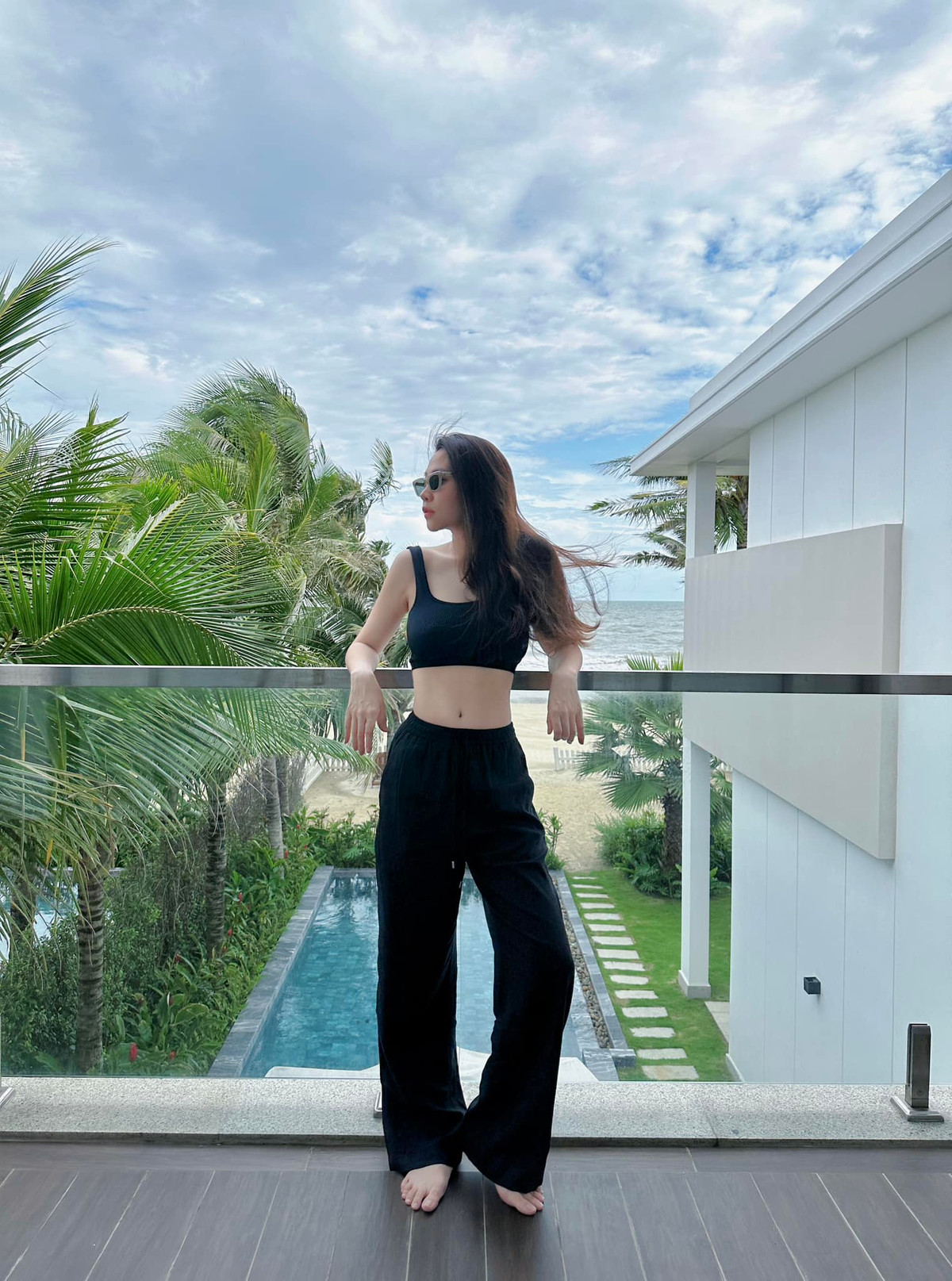 Mới đây, Đàm Thu Trang tự tin diện bra khoe vòng eo phẳng lì, vóc dáng thon gọn chỉ sau gần 3 tháng sinh con thứ hai cho Cường Đô la.