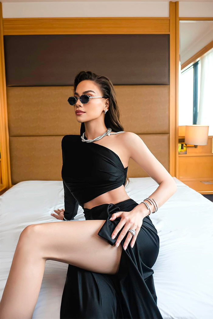 Sự kiện trì trong tập luyện đặc biệt là yoga, gym và chế độ ăn khoa học đã giúp người đẹp sinh năm 1984 sở hữu được vóc dáng "đỉnh của chóp".