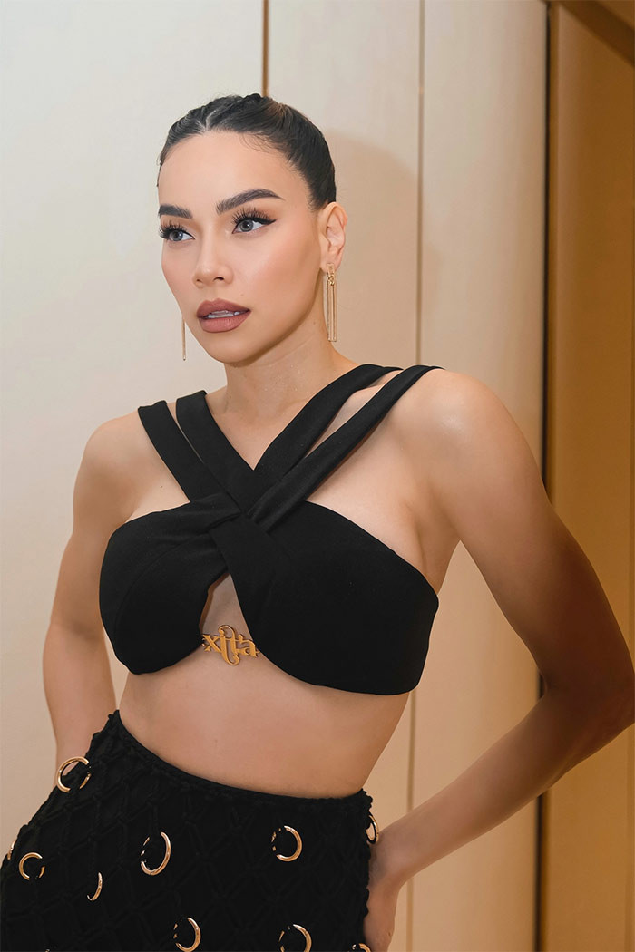 Nữ ca sĩ khéo khoe ba vòng bắt mắt.