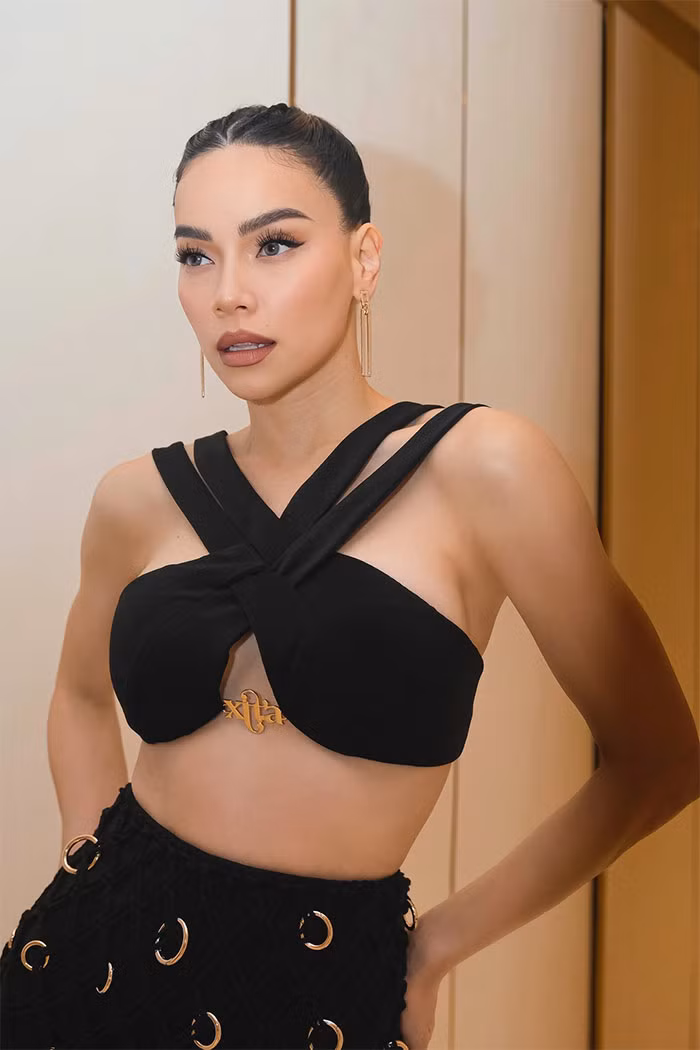 Nữ ca sĩ khéo khoe ba vòng bắt mắt.