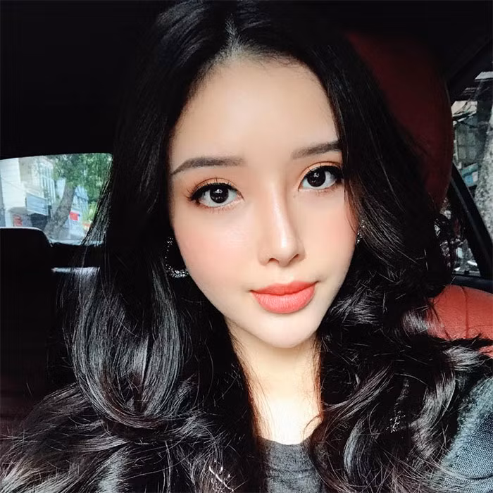 So với trước đây, em gái Mai Phương Thúy được khen là ngày càng đẹp và sắc sảo.