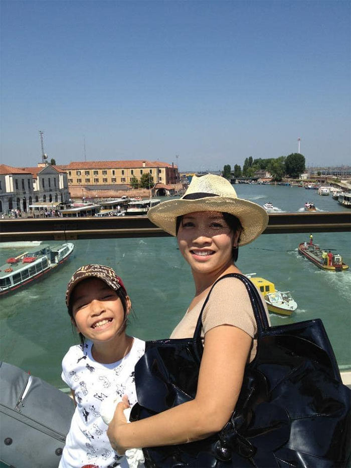 Mỹ Anh sinh năm 2002, là con út của ca sĩ Mỹ Linh và nhạc sĩ Anh Quân. Từ năm 7 tuổi Mỹ Anh đã bộc lộ thiên hướng âm nhạc.