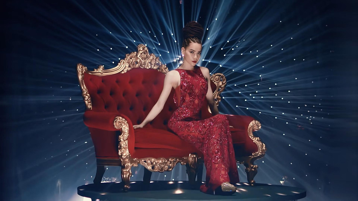 Giọng ca "Cả một trời thương nhớ" nổi lên với danh xưng "nữ hoàng giải trí” nhờ biết tận dụng triệt để lợi thế ngoại hình, gây dấu ấn với những màn trình diễn được dàn dựng đẹp mắt kết hợp với vũ đạo nóng bỏng.